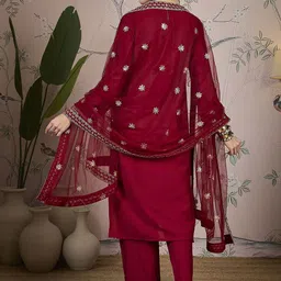 House of Pataudi Long Sleeves Straight Kurta With Trouser & Dupatta image 2