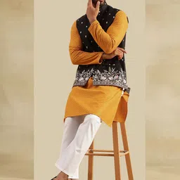 SOJANYA Men Embroidered Pure Cotton Kurta with Pyjamas image 5