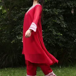 QISSA Women Floral Printed Regular Kurta with Trousers image 3