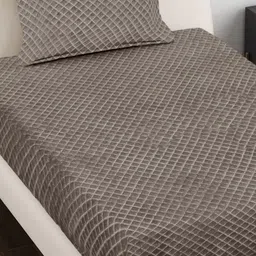 Myntra Elegant Homes Taupe Checked 300 TC Woollen Single Bedsheet Set 2.25m x 1.50m image 4