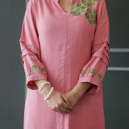 Aadews Floral Embroidered Mandarin Collar Thread Work Pure Cotton Kurta With Trousers image 3