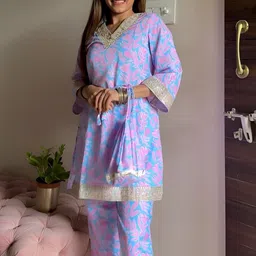 Lookmark Floral Printed V-Neck Straight Kurta With Trousers-picture-16