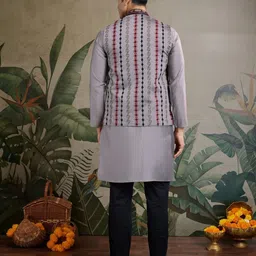 ODETTE Men Embroidered Kurta image 4