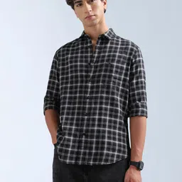 Flying Machine Men Checked Spread Collar Pure Cotton Casual Shirt-picture-25