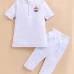 LITTLE COLLARS Cotton Blend Woven Independence Day Theme Full Sleeves Solid Kurta Pyjama With Indian Flag & Badge Set - White image 3