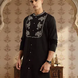 House of Pataudi Floral Yoke Design Mandarin Collar Zari Detail Jashn Kurta with Trousers-picture-17
