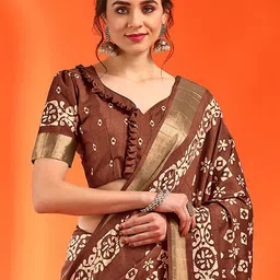 Mitera Ethnic Motifs Zari Silk Blend Sungudi Saree image 4