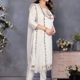 HB VENTURE Women Ethnic Motifs Embroidered Regular Thread Work Chanderi Silk Kurta with Trousers & With image 4