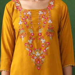 Jaipur Kurti Floral Embroidered Thread Work Chanderi Silk Kurta WithTrousers & Dupatta image 5