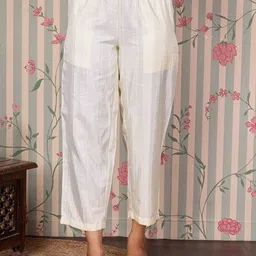 Ode by House of Pataudi Motifs Sequinned V-Neck Organza Kurta with Trousers & Dupatta image 2