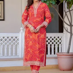 SRF JAIPUR Women Bandhani Printed Regular Thread Work Kurta with Trousers & With Dupatta image 3