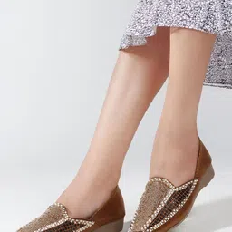 SIRDENILL Women Embellished Mojaris Flats image 4