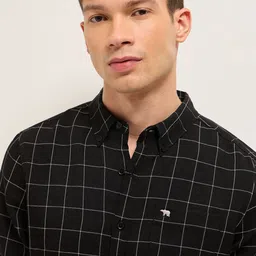 THE BEAR HOUSE Men Slim Fit Checked Button-Down Collar Casual Shirt image 4