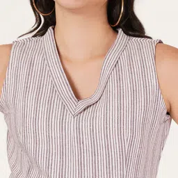 Brownverse Women Embellished Cotton Mandarin Collar Cotton Top image 2