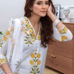 Moda Rapido Women Floral Printed Regular Kurta & Trouser With Dupatta image 3