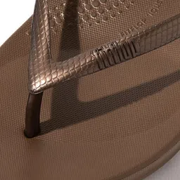 fitflop Women Textured Open Toe T-Strap Flats image 4