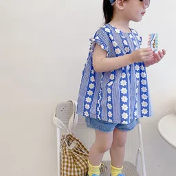 LULU & SKY Girls Floral Print Gathered or Pleated Flutter Sleeve Top image 3