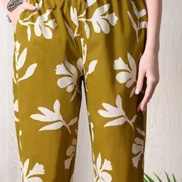 DEEPYOG APPAREL Women Floral Printed Regular Thread Work Pure Cotton Kurta with Trousers image 4