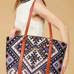 BANDICOOT Geometric Printed Structured Jute Tote Bag image 3