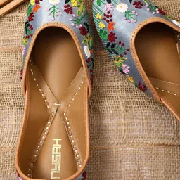 Nysah Women Embellished Ethnic Mojaris Flats-image-37
