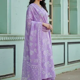 Philauri Floral Printed Regular Kurta With Trousers & Dupatta image 4
