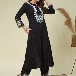 MOKOSH Floral Yoke Design Thread Work Notch Neck Kurta With Trousers & Dupatta image 2