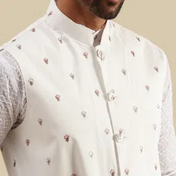SOJANYA Men Embroidered Regular Pure Cotton Straight Kurta with Pyjamas With Nehru jacket image 3