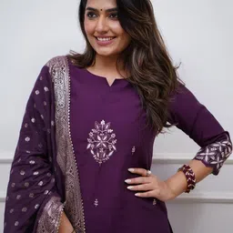 SheChoiceFAB Women Ethnic Motifs Embroidered Regular Thread Work Kurta with Trousers & With Dupatta image 4