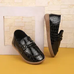 SHOESFORJUNIORS Unisex Textured Loafers with Buckles Detail-picture-31
