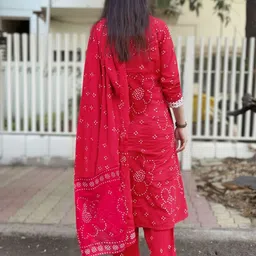 DIVASTRI Women Floral Printed A-Line Kurta with Trousers & Dupatta image 3