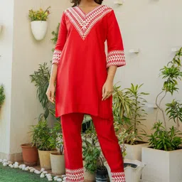 HOUSE OF JAMOTI Women Embroidered V-Neck Top and Trousers Co-Ords-picture-15