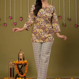 Jasoriya Women Floral Printed Regular Pure Cotton Kurti with Trousers image 3