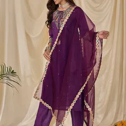 House of Pataudi Women Embroidered Kurta & Trousers With Dupatta Kurta Sets image 4