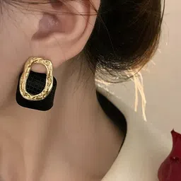 VAGHBHATT Geometric Studs Earrings image 4