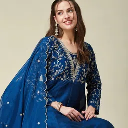 mokosh Women Silk Blend Kurta Pant Dupatta Set image 5