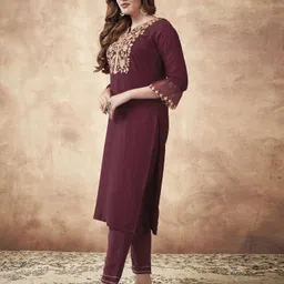 skylee Women Cotton Blend Kurta Pant Dupatta Set image 4