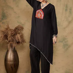 InWeave Ethnic Motifs Yoke Design Kurta with Trousers image 3