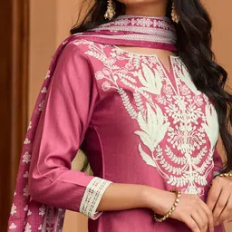 WOMEN PLUS Ethnic Motifs Embroidered Regular Thread Work Kurta with Trousers & Dupatta image 3
