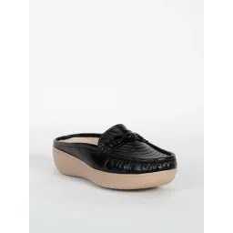 SCENTRA Aarna Black Cushioned Loafers image 3