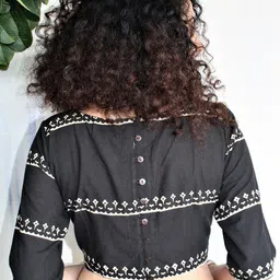 Chidiyaa Women Black Block Printed Cotton Saree Blouse image 2