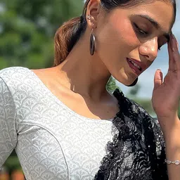 Bindigasm's Advi Off-White Zari Embroidered Banarasi Stretchable Readymade Saree Blouse-picture-11