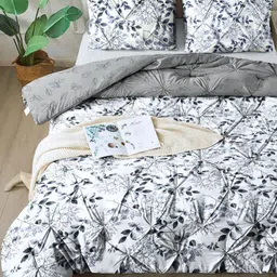 THE WHITE MOSS Multicoloured Set of 3 Floral Heavy Winter 300 GSM Double Bed Quilt-image-6