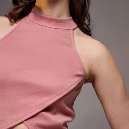 STYLECAST X KASSUALLY Halter Neck Solid Sleeveless Crop Top image 2