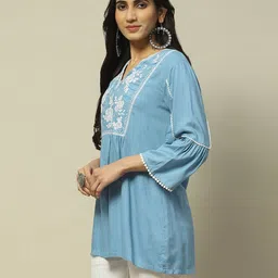 rangriti Women Embroidered Round-Neck Tunic image 2