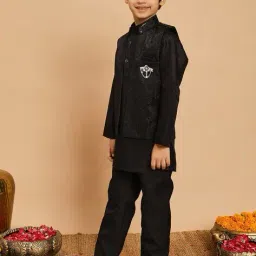 bt dezines Boys Geometric Kurta Pyjama Set image 2