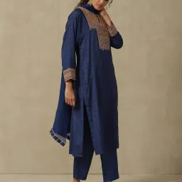 aarke ritu kumar Embroidered Kurta with Pants & Dupatta image 3