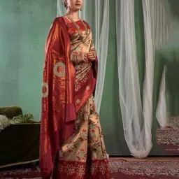 zikaraa Women Floral Pattern Saree with Contrast Border image 3