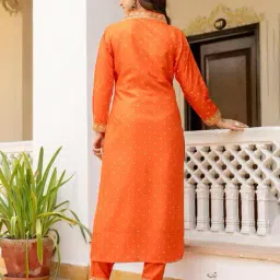 svaraa Women Embroidered Straight Kurta Set image 3