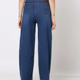 hawt High-Rise Lightly Washed Straight Fit Jeans image 4