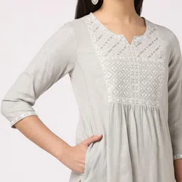 svrnaa by azorte Women Straight Kurta with Yoke Embroidery image 4